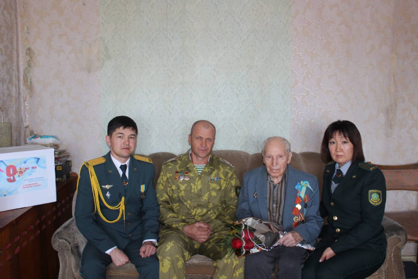 Усть-Каменогорск и ВКО / Накануне Дня Победы пограничники поздравили ветеранов Усть-Каменогорск и ВКО / Накануне Дня Победы пограничники поздравили ветеранов