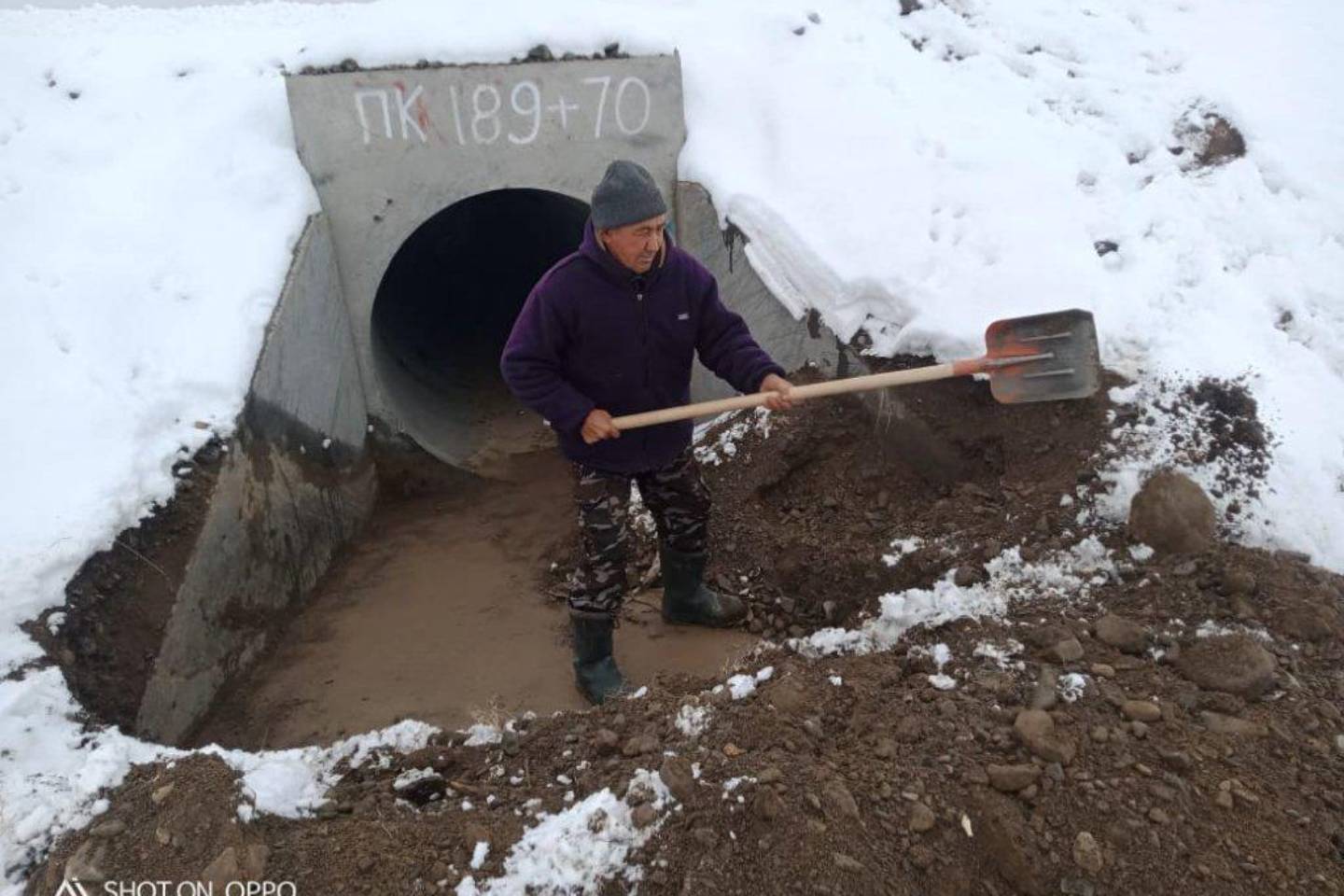Усть-Каменогорск и ВКО / Дробить лед продолжают спасатели в ВКО Усть-Каменогорск и ВКО / Дробить лед продолжают спасатели в ВКО