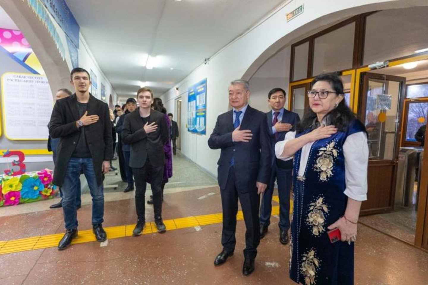 Усть-Каменогорск и ВКО / Даниал Ахметов отдал свой голос в компании молодых людей
