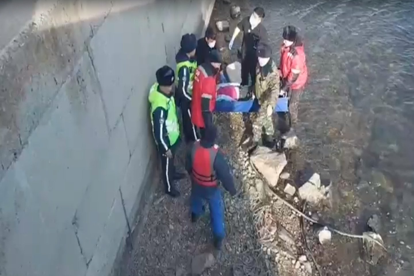 Усть-Каменогорск и ВКО / Өскеменде жағалаудың қоршауынан құлап кеткен қыз көз жұмды Усть-Каменогорск и ВКО / Өскеменде жағалаудың қоршауынан құлап кеткен қыз көз жұмды