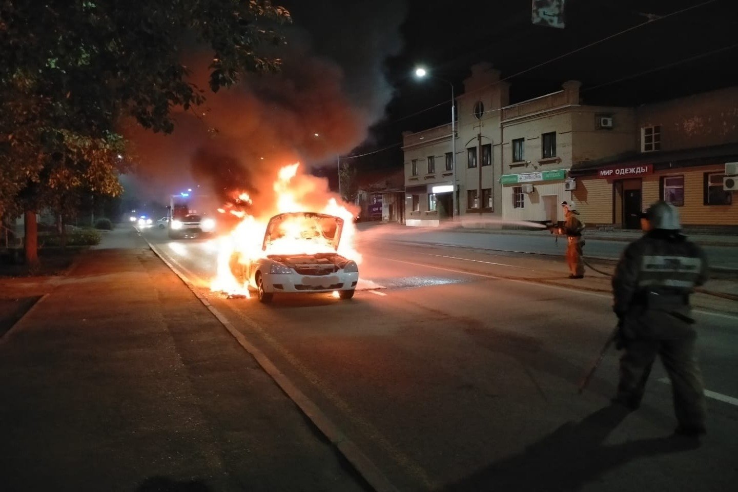 Усть-Каменогорск и ВКО / Түнде Өскеменде тұрақта тұрған көлік өртеніп кетті Усть-Каменогорск и ВКО / Түнде Өскеменде тұрақта тұрған көлік өртеніп кетті
