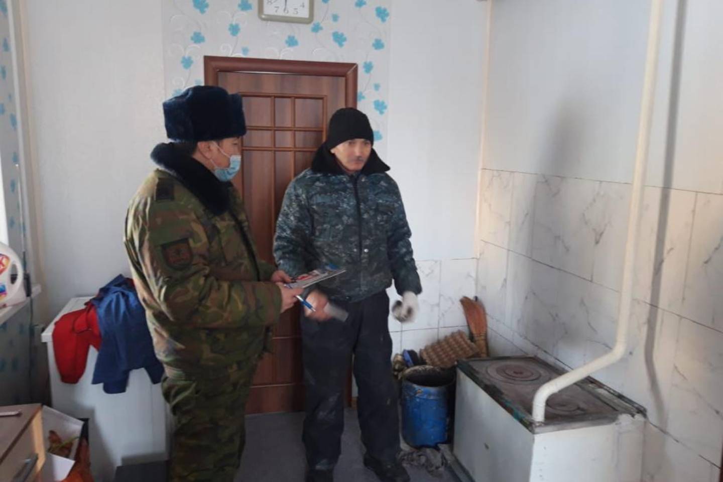 Новости Казахстана / Общество в Казахстане / Сотрудники ДЧС ВКО продолжают профилактические обходы жилых домов Новости Казахстана / Общество в Казахстане / Сотрудники ДЧС ВКО продолжают профилактические обходы жилых домов