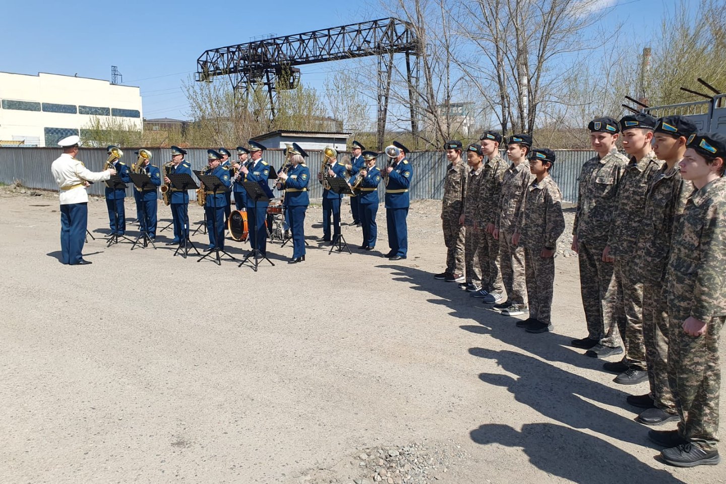 Усть-Каменогорск и ВКО / Усть-Каменогорск / Военным оркестром поздравили гвардейцы ветерана в ВКО Усть-Каменогорск и ВКО / Усть-Каменогорск / Военным оркестром поздравили гвардейцы ветерана в ВКО
